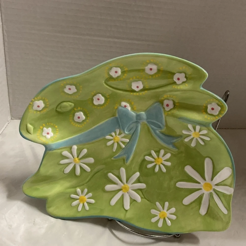 Pier 1 Easter Bunny Rabbit Hand Painted Dolomite Cookie Treats Plate Daisies
